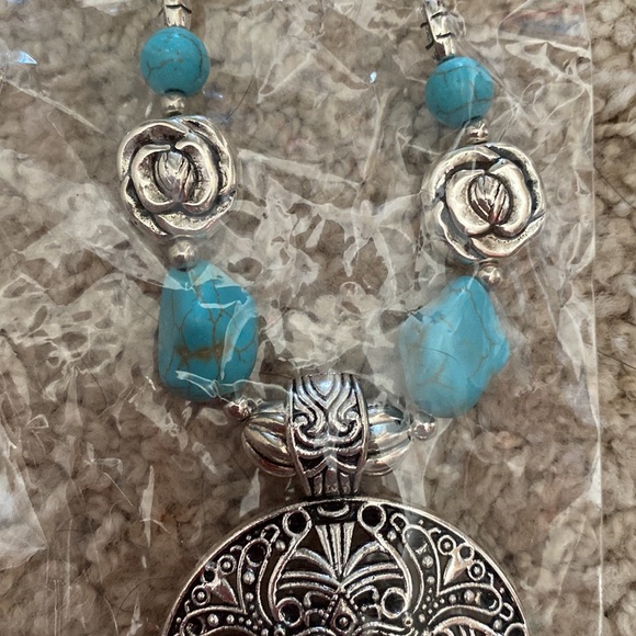 🆕NIP:Southwestern Turquoise Stone Statement  Necklace with Floral Medallion - Picture 7 of 7